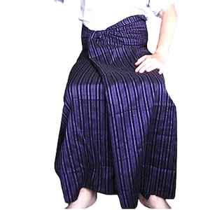 以下が含まれることがあります： 濃い紫と薄い紫のストライプ模様の長いスカート。スカートは腰に巻き付けられ、前で結ばれています。