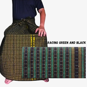 Puede incluir: Un pareo con un patrón de cuadros en verde racing y negro con finas rayas verticales doradas. La tela muestra un diseño de cuadrícula repetitivo con pequeños acentos blancos. El texto RACING GREEN AND BLACK aparece a la derecha.