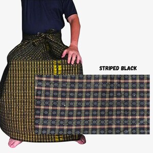 Puede incluir: Un pareo con un patrón de cuadros en negro, dorado y rojo oscuro con pequeños detalles en forma de rombo blanco. La tela muestra un diseño de cuadrícula con rayas verticales y horizontales. El texto STRIPED BLACK está impreso.