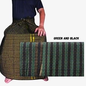 Puede incluir: Un pareo con un patrón de cuadros verdes y negros con finas rayas verticales doradas metalizadas. La tela tiene una textura tejida con pequeños detalles geométricos repetitivos. El texto "GREEN AND BLACK" aparece a la derecha.