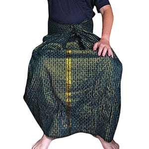 以下が含まれることがあります： 中央に金色のストライプが入った、濃い青と金の模様の入ったサロング。サロングは腰に巻いて前で結ばれています。