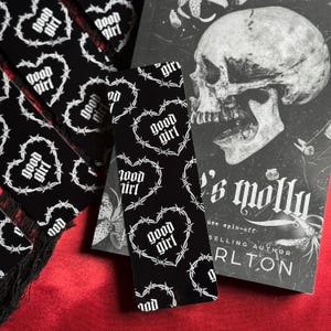 Gutes Mädchen Lesezeichen | Dunkle Romanze | Booktok Lesezeichen | Bücherwurm Accessoires | Buch-Liebhaber Geschenk | Handarbeit | Dunkle Romanze | Gothisches Lesezeichen