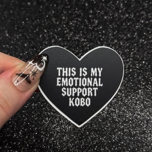 Sticker kobo soutien émotionnel — Sticker livresques, cadeau pour amoureux des livres, romance sombre, rat de bibliothèque, livres épicés, Booktok, sticker gothique