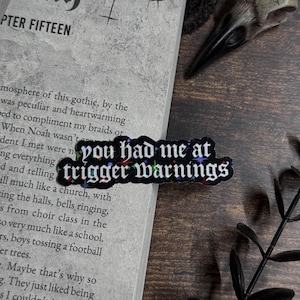 Adesivo de aviso de gatilho — Adesivo literário, presente para amantes de livros, acessório literário de romance sombrio, adesivo de homens mascarados, romance sombrio