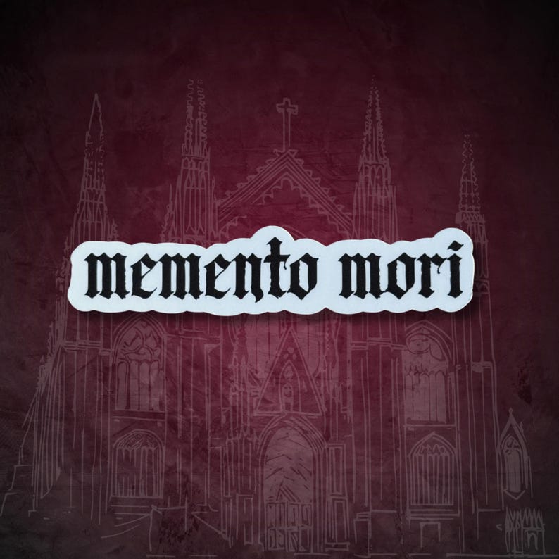 K&ouml;nnte beinhalten: Ein wei&szlig;er Aufkleber mit den Worten "memento mori" in gotischer Schrift. Der Aufkleber befindet sich auf einem weinroten Hintergrund mit einer wei&szlig;en Strichzeichnung einer Kathedrale.