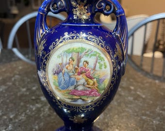 Vintage Kobalt Blau Vase Handgemalt Japan Gold Vergoldet Urne Floral & Romantische Szene Porzellan Doppel Griff Dekor