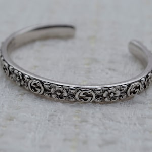 Vintage Gucci GG Silver Metal Bangle Bracelet with Flower Motives