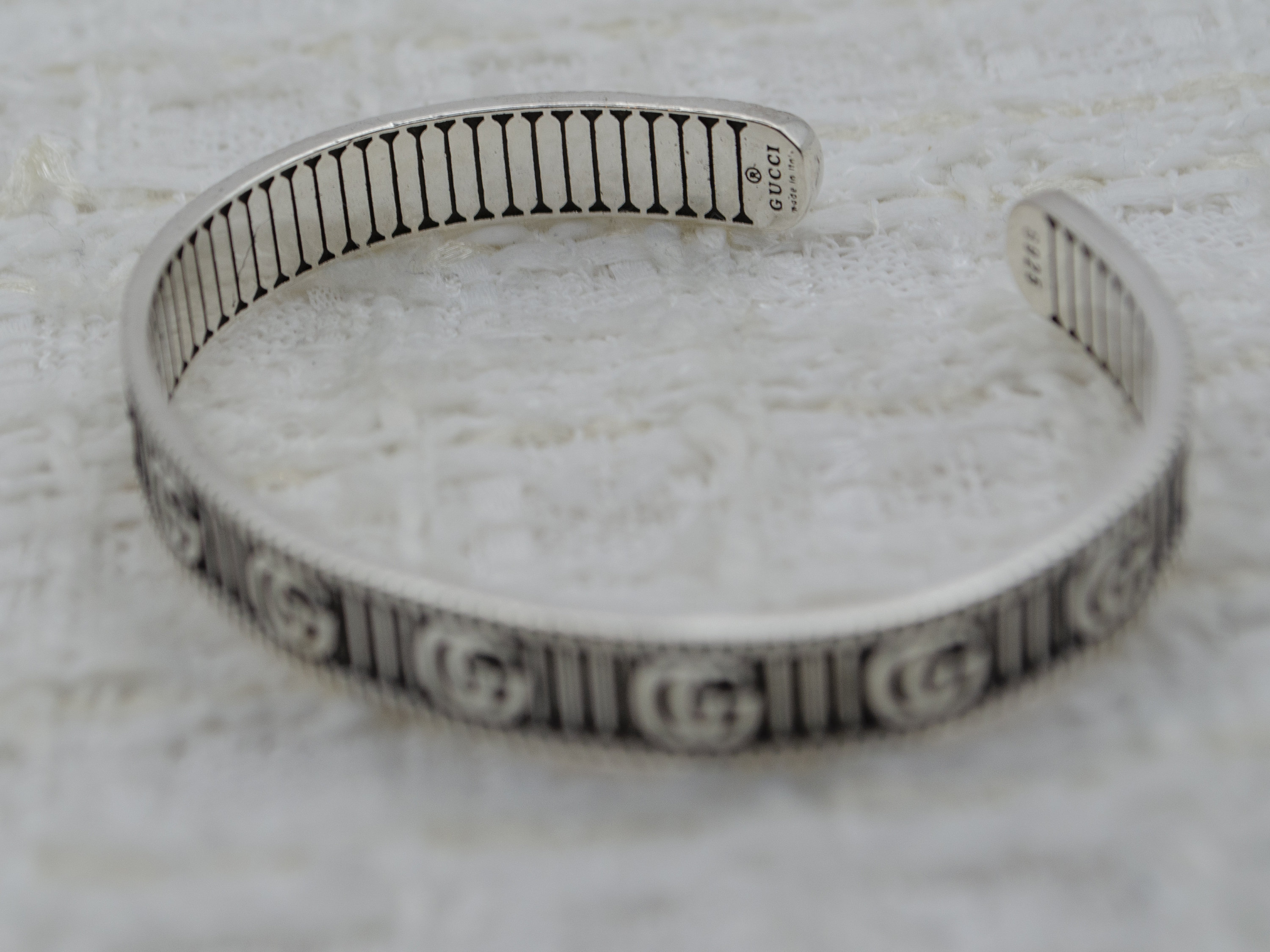 GGインターロックデザインのヴィンテージグッチGGシルバーバングル