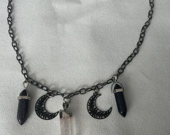 Colar com pingente de lua e cristal