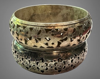 Deux larges bracelets joncs en argent indien vintage ajourés, ouverture de 2 1/2 pouces sterling ?