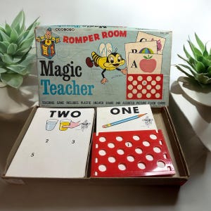 Vintage magische romper uit de jaren 70 Magic Teacher van Bar-Zim. Afbeeldingsflashkaarten voor onderwijsspel voltooid