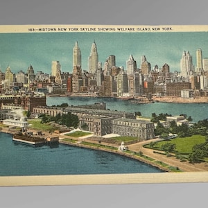 Postal vintage de los años 40, horizonte del centro de la ciudad de Nueva York que muestra la Isla del Bienestar