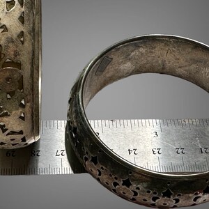 Deux larges bracelets joncs en argent indien vintage ajourés, ouverture de 2 1/2 pouces sterling image 3