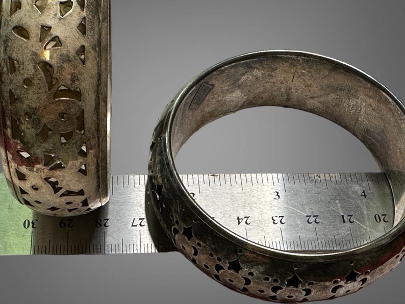 Deux larges bracelets joncs en argent indien vintage ajourés, ouverture de 2 1/2 pouces sterling image 3