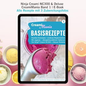 Op de afbeelding: Een digitale tablet toont de cover van een e-book met de titel "CreamiMania BASISREZEPTE" en een bolletje roze ijs. De afbeelding bevat kommen met geel en roze ijs, een citroen en een sinaasappel. De tekst bovenaan luidt "Ninja Creami NC300 & Deluxe CreamiMania Band 1 | E-Book".