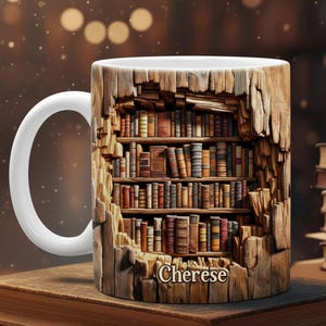 以下が含まれることがあります： 木に彫られた本棚の精巧なイラストが描かれた白いセラミックマグ。本棚には様々なアンティーク本が並んでいます。マグには白いハンドルがあり、前面には「Cherese」という名前が印刷されています。
