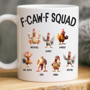 Puede incluir: Taza de cerámica blanca con el texto "F-CAW-F SQUAD" en negro. La taza presenta pollos de dibujos animados con varias expresiones y nombres: Michael, James, Amber, Dr. Silva, Deb, Anna y Justin. Una idea de regalo humorística.