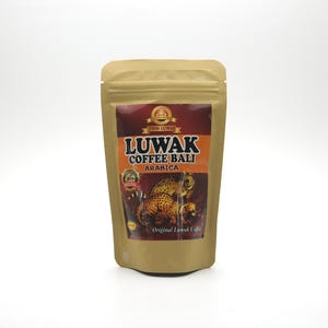 Puede incluir: Una bolsa de café de color marrón con cierre de cremallera. La etiqueta presenta el texto "Luwak Coffee Bali Arabica" con una ilustración de civetas. La bolsa está de pie sobre un fondo blanco.