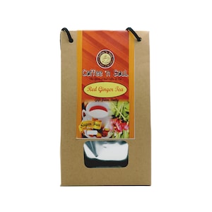 Op de afbeelding: Een bruine papieren zak met een rood en oranje etiket waarop "Coffee 'n Soul" en "Red Ginger Tea" staat. Het etiket vermeldt ook "Gift from Bali" en "Sugar Free".