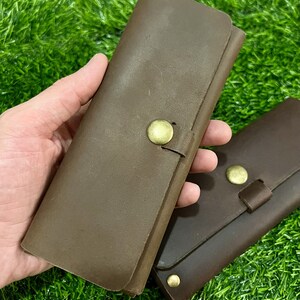 Cartera larga hecha a mano con cuero vintage de Crazy Horse. Perfecta para tarjetas, gafas y bolígrafos. Regalo ideal para hombre y mujer.