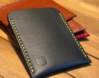 Carteira porta-cartões artesanal em couro: estilo vintage fino, com proteção RFID.