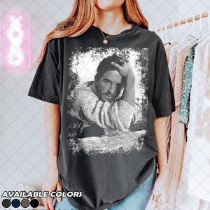 Camiseta retro de Jonathan Bailey con colores cómodos de los 90, camiseta gráfica para fans del título de "Hombre más sexy del mundo" de People en 2025, regalo para mujeres y hombres imagen 4