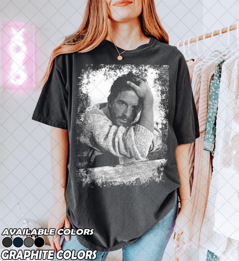 Camiseta retro de Jonathan Bailey con colores cómodos de los 90, camiseta gráfica para fans del título de "Hombre más sexy del mundo" de People en 2025, regalo para mujeres y hombres imagen 4