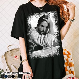 Camiseta retro de Jonathan Bailey con colores cómodos de los 90, camiseta gráfica para fans del título de "Hombre más sexy del mundo" de People en 2025, regalo para mujeres y hombres imagen 2