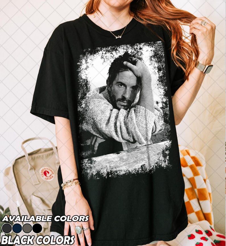 Camiseta retro de Jonathan Bailey con colores cómodos de los 90, camiseta gráfica para fans del título de "Hombre más sexy del mundo" de People en 2025, regalo para mujeres y hombres imagen 2