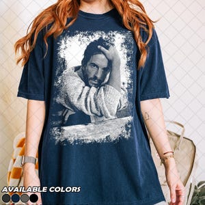 Camiseta retro de Jonathan Bailey con colores cómodos de los 90, camiseta gráfica para fans del título de "Hombre más sexy del mundo" de People en 2025, regalo para mujeres y hombres imagen 3