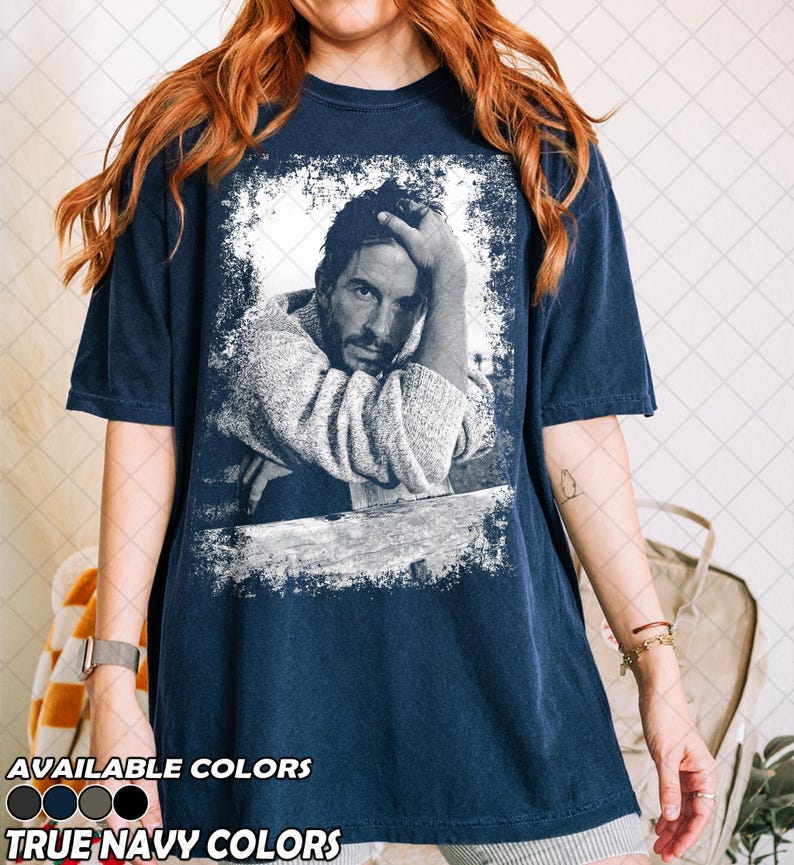 Camiseta retro de Jonathan Bailey con colores cómodos de los 90, camiseta gráfica para fans del título de "Hombre más sexy del mundo" de People en 2025, regalo para mujeres y hombres imagen 3