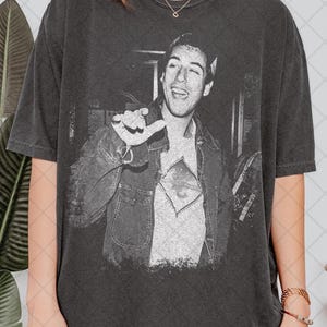 Camiseta retro de Adam Sandler con colores cómodos de los 90, divertida camiseta pirata con el actor de cine Adam Sandler, regalo para hombres y mujeres.