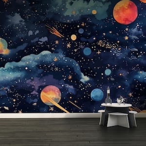 Pode incluir: Mural em aquarela retratando uma vibrante cena espacial com planetas, estrelas e nebulosas em tons de azul, laranja e roxo. Uma pequena mesa com um foguete e um modelo de ônibus espacial está em frente ao mural.