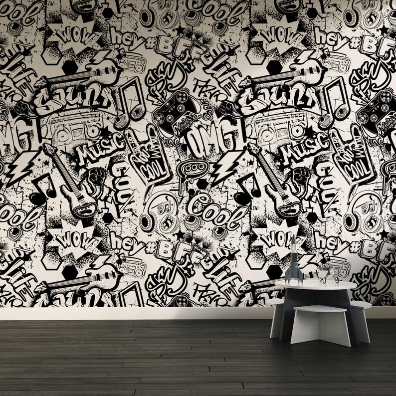 Puede incluir: Papel tapiz de patr&oacute;n gr&aacute;fico en blanco y negro con una est&eacute;tica grunge. El patr&oacute;n presenta palabras como "cool", "music", "wow" y "hey" junto con notas musicales, guitarras y otros s&iacute;mbolos.