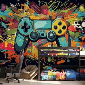 Könnte beinhalten: Ein farbenfrohes Wandbild mit einem großen türkis-gelben Videospiel-Controller vor einem Hintergrund aus lebendigen Farbspritzern. Der Raum umfasst ein Etagenbett, einen Schreibtisch und einen Gaming-Stuhl und schafft so einen Raum zum Thema Gaming.