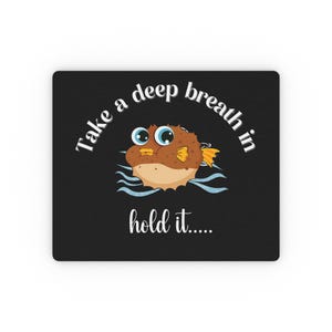 Peut inclure: Fond noir avec du texte blanc qui dit "Take a deep breath in hold it..." et une image de dessin animé d'un poisson-globe brun avec des yeux bleus et une nageoire jaune dans l'eau.