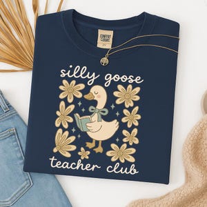 Camiseta engraçada para professor Comfort Colors®, camiseta do Silly Goose Club, camiseta floral de volta às aulas, presente de agradecimento ao professor, camiseta fofa com estampa de educador