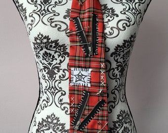 Cravate écossaise rouge avec empiècements punk | mode punk | esthétique grunge | plaid rouge | tenue alternative | mode harajuku | NANA | fait main