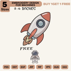 Könnte beinhalten: Ein Stickmuster für Maschinen mit einer weißen und orangefarbenen Rakete mit blauem Bullauge und Abgasflammen, begleitet von einer kleinen Astronautenfigur. Der Text enthält 5 SIZES, 2-6 INCHES, BUY 1 GET 1 FREE, FREE und Dateiformate.