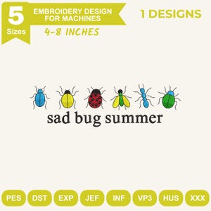 以下が含まれることがあります： sad bug summerというテキストの上に6匹のカラフルな昆虫が並んだ刺繍デザイン。青い甲虫、黄色い甲虫、赤いテントウムシ、緑と黄色のハエ、青いアリ、緑の甲虫が描かれています。ミシン用刺繍データで、5つのサイズ展開（10〜20cm）です。