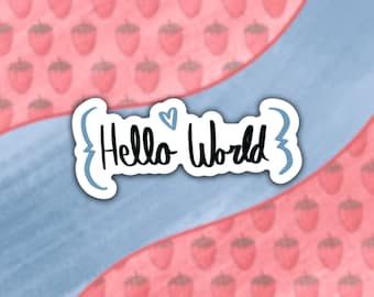 Op de afbeelding: Een blauwe en witte sticker met de tekst "{Hello World}" op een roze achtergrond met een patroon van roze aardbeien.