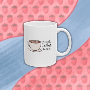 Może przedstawiać: Biały ceramiczny kubek do kawy z kreskówkową ilustracją filiżanki kawy i tekstem "{Code}, Coffee, Repeat."