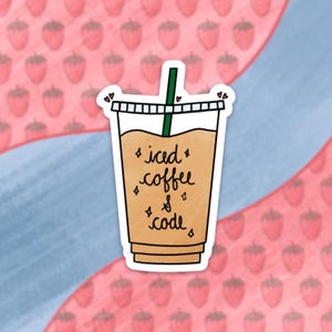 Puede incluir: Una pegatina de un vaso de café helado marrón con una pajita verde y el texto "iced coffee is code" en escritura cursiva negra.