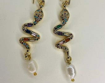 Orecchini in oro con serpente e perla/placcati in oro 18kt con pendente serpente con gemma colorata e perla d'acqua dolce