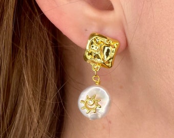 Orecchini in oro con sole e perle / Placcati in oro 18kt e perla d'acqua dolce con decorazioni