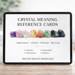 以下が含まれることがあります： デジタルタブレットには、さまざまな色のクリスタルが並んだ「CRYSTAL MEANING REFERENCE CARDS」が表示されています。カードには外観、チャクラ、要素、主な用途が記載されています。「INSTANT DIGITAL DOWNLOAD」の文字も表示されています。