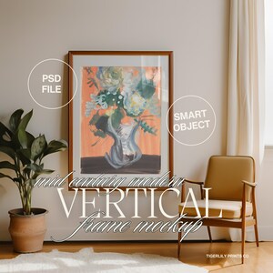 Puede incluir: Una maqueta de marco vertical con una pintura de un arreglo floral en un jarrón. El marco es de madera marrón y la pintura está sobre un fondo blanco. El marco es un objeto inteligente y se puede personalizar con tu propia obra de arte. La imagen es un archivo PSD.