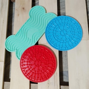 Dog Lick Mat – Slow Feeder for Dogs & Cats, Anxiety Relief Enrichment Mat, Silicone Treat Pad for Bath Time or Training