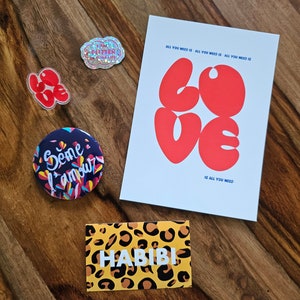 Love Kit – Set aus Aufklebern, Karten und Anstecknadeln – Geschenkpaket zum Verschenken oder Verbreiten von Liebe