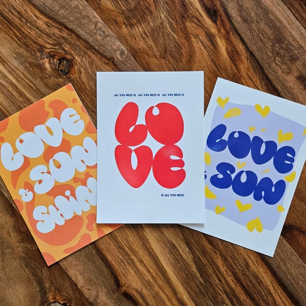 Carte postale All you need is LOVE & SUNSHINE ! Illustration art, design coloré et joyeux, good vibes (x1 ou lot x3, rouge, orange ou bleu)